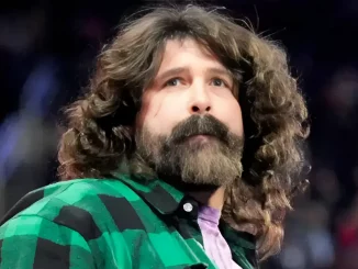 Mick Foley blickt nachdenklich in die Zuschauermenge