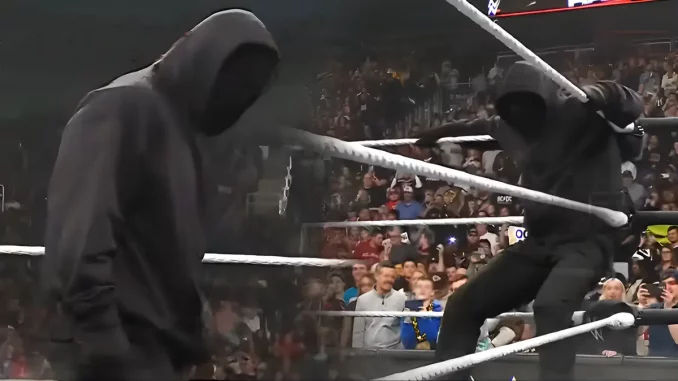 Mysteriöser maskierter Mann bei WWE Raw im Ring