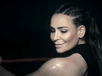 Natalya blickt genügsam zu Boden