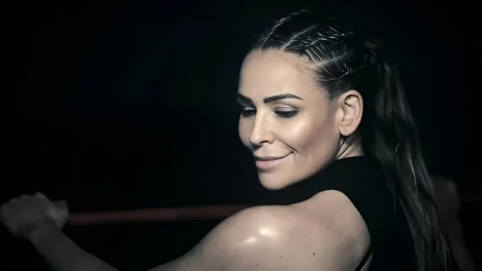 Natalya blickt genügsam zu Boden