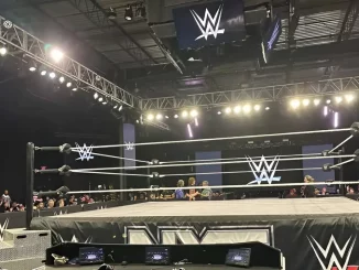 Leerer WWE NXT Ring mit Fans in der Halle