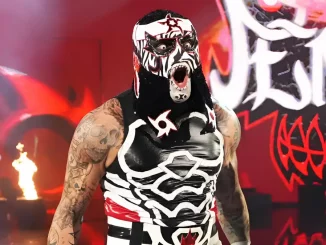 Penta steht mit aufgerissenem Mund auf der Bühne