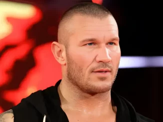 Randy Orton blickt von der Stage aus zum Ring