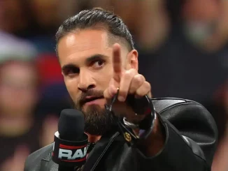 Seth Rollins streckt seinen Zeigefinger aus