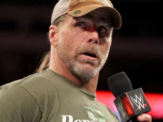 Shawn Michaels steht im WWE-Ring, schaut überrascht und hält ein Mikrofon in der Hand