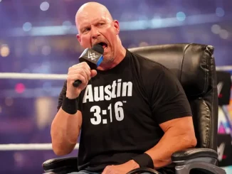 Steve Austin sitzt auf einem Stuhl im Ring und liefert eine lautstarke Promo