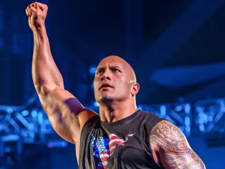 The Rock streckt seinen rechten Arm in die Höhe