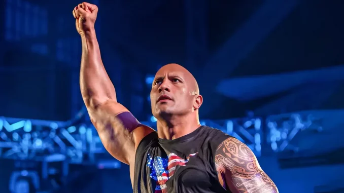 The Rock streckt seinen rechten Arm in die Höhe