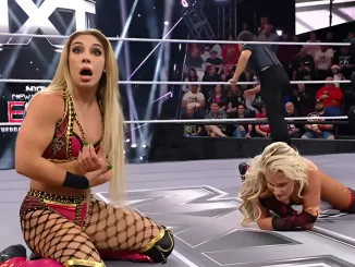 Thea Hail sitzt kniend neben Blake Monroe im Ring und sieht sehr überrascht aus