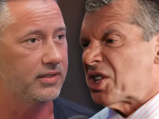 TFoto mit Todd Grisham (links) und dem wütenden Vince McMahon (rechts)