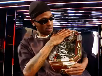 Travis Scott mit einem Hardcore-Champion Titel auf der Bühne