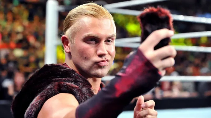 Tyler Breeze erstellt sein Selfie von sich