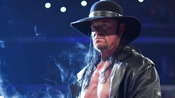 The Undertaker steht im leichten Nebel