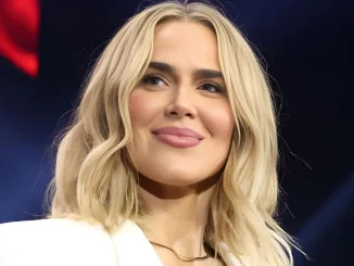 CJ Perry ist bestens gelaunt und strahlt im Gesicht