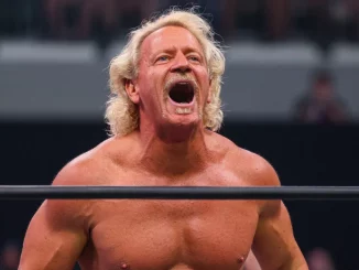 Jeff Jarrett steht gut gelaunt im Ring