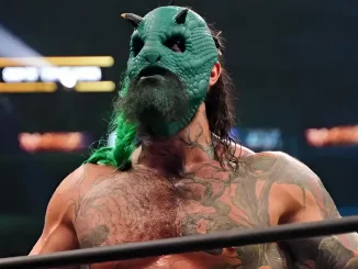 Luchasaurus wartet im Ring auf seinen Gegner