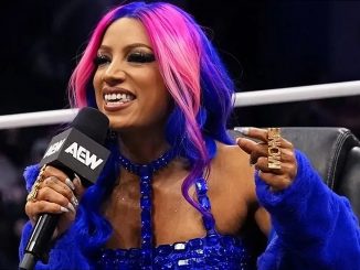 Mercedes Mone sitzt auf einem Stuhl im Ring und spricht ins AEW Mikrofon