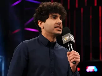 Tony Khan sichtlich angespannt am AEW Mikrofon