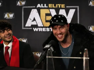 Tony Khan und Will Ospreay auf der AEW-Pressekonferenz