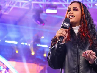 NXT General Managerin Ava am NXT-Mikrofon