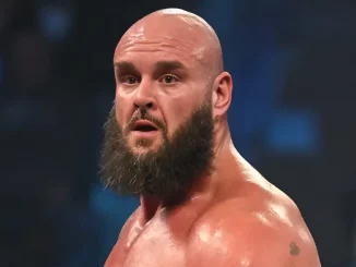 Braun Strowman blickt emotional in die Zuschauermenge