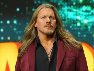 Chris Jericho blickt auf der Stage aus zum Ring