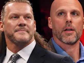 Foto mit grinsenden Chris Jericho (links) und fragendem Adam Pearce (rechts)