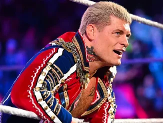 Cody Rhodes blickt direkt vom WWE-Ringseil in die Zuschauermenge