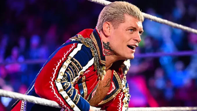 Cody Rhodes blickt direkt vom WWE-Ringseil in die Zuschauermenge