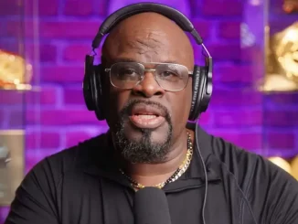 D-Von Dudley mit Headset am Mikrofon