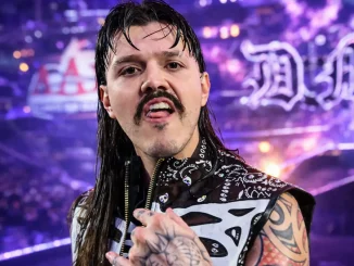 Dominik Mysterio zeigt auf sich selbst