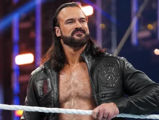 Drew McIntyre steht zufrieden auf dem Apron
