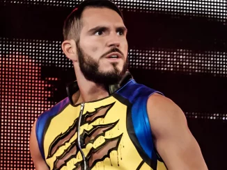 Johnny Gargano steht auf der Stage und blickt in Richtung Ring