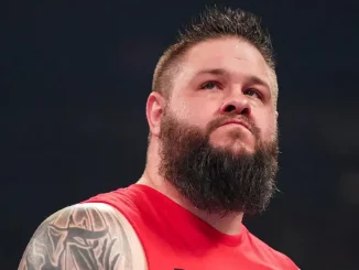 Kevin Owens blickt grimmig in die Ferne
