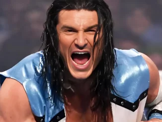 Kit Wilson blickt direkt und voller Emotionen in die Kamera