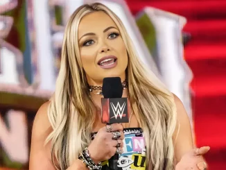 Liv Morgan hält ein WWE Mikrofon in der Hand und spricht