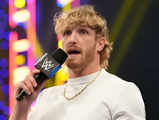 Logan Paul hält eine Rede am Mikrofon