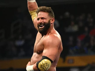 Matt Cardona streckt seinen Arm aus und feiert seinen Sieg