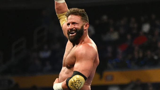 Matt Cardona streckt seinen Arm aus und feiert seinen Sieg