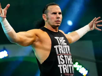 Matt Hardy präsentiert sich den Fans