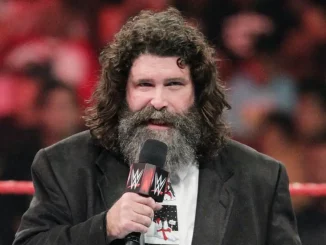 Mick Foley steht im WWE Ring am Mikrofon