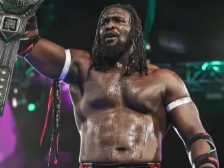 Oba Femi streckt den Champion Belt in die Höhe