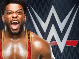 Powerhouse Hobbs euphorisch vor dem WWE-Logo