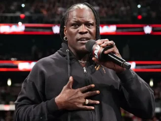 R-Truth hält eine Rede im Ring bei WWE Raw