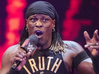 R-Truth mit einem Statement am WWE Mikrofon