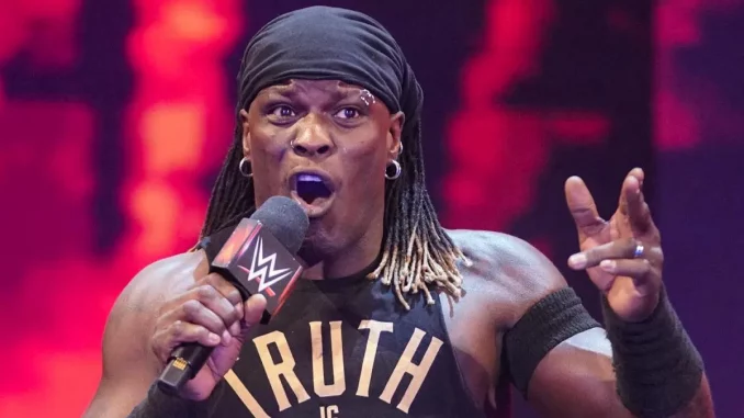 R-Truth mit einem Statement am WWE Mikrofon
