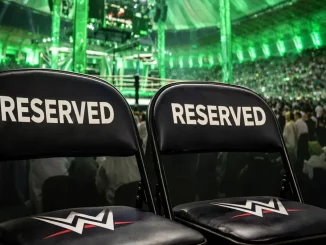 Zwei reservierte WWE‑Stühle beim Event in Saudi-Arabien