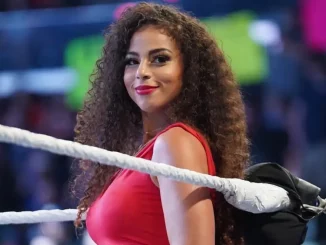 Samantha Irvin steht lächelnd in der Ringecke