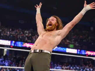 Sami Zayn ist streckt seine Arme hocherfreut aus