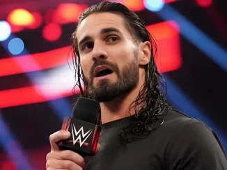 Seth Rollins hält ein Mikrofon in der Hand